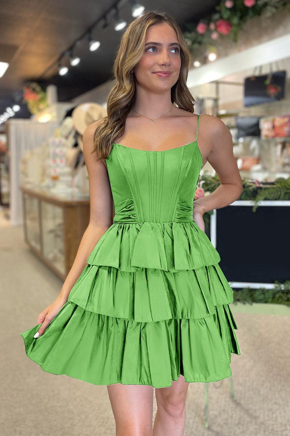 Robe de bal courte en satin à fines bretelles, coupe trapèze, corset à volants et nœud