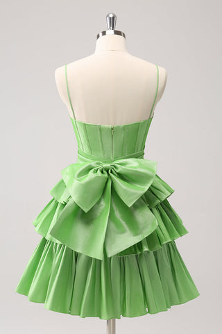 Lindo vestido verde de fiesta de bienvenida con tirantes finos, corte en A, corsé, volantes escalonados y lazo.