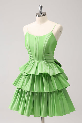 Lindo vestido verde de fiesta de bienvenida con tirantes finos, corte en A, corsé, volantes escalonados y lazo.