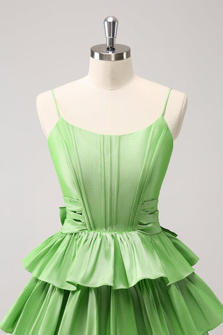 Lindo vestido verde de fiesta de bienvenida con tirantes finos, corte en A, corsé, volantes escalonados y lazo.