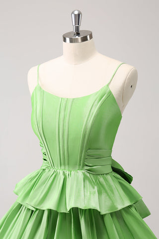 Lindo vestido verde de fiesta de bienvenida con tirantes finos, corte en A, corsé, volantes escalonados y lazo.