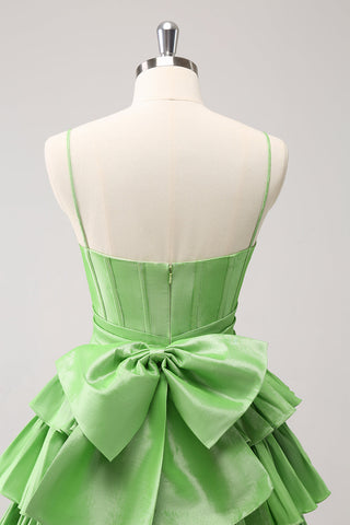 Lindo vestido verde de fiesta de bienvenida con tirantes finos, corte en A, corsé, volantes escalonados y lazo.