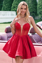 Robe de bal courte bustier en satin sans bretelles, coupe trapèze, ornée de perles