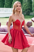 Robe de bal courte bustier en satin sans bretelles, coupe trapèze, ornée de perles