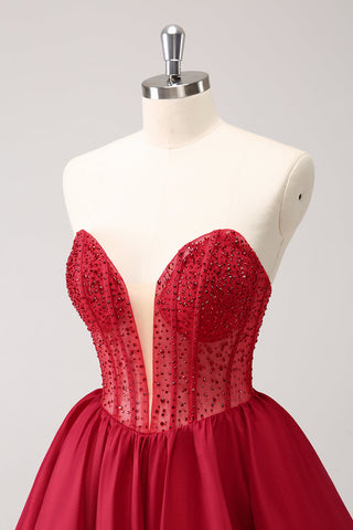 Robe de bal rouge mignonne, coupe trapèze, bustier, corset à volants et perles