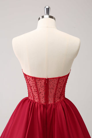 Robe de bal rouge mignonne, coupe trapèze, bustier, corset à volants et perles
