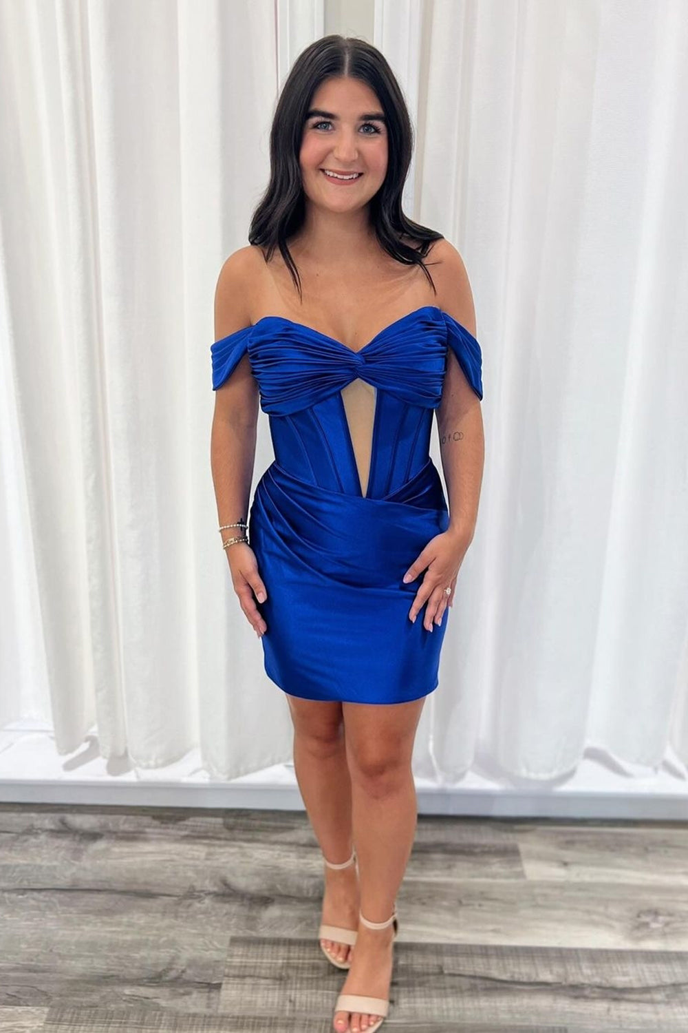 Vestido ajustado de satén con hombros descubiertos y fruncido para baile de bienvenida