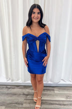 Vestido ajustado de satén con hombros descubiertos y fruncido para baile de bienvenida