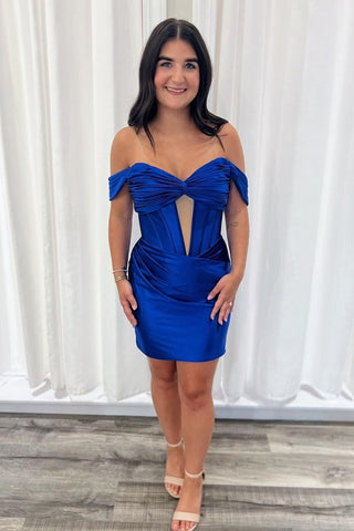 Vestido ajustado de satén con hombros descubiertos y fruncido para baile de bienvenida