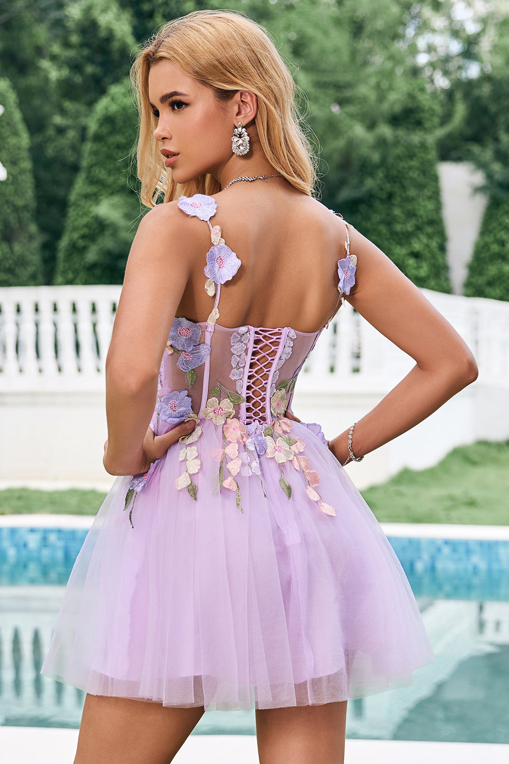 Vestido corto de tul morado con tirantes finos, corte en A y flores 3D, ideal para fiestas de bienvenida.