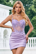 Vestido corto de fiesta de bienvenida ajustado de satén morado con tirantes finos y apliques