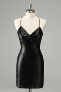 Robe courte moulante noire à fines bretelles et sequins, avec laçage au dos, idéale pour un bal de promo.