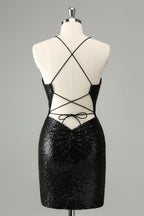 Robe courte moulante noire à fines bretelles et sequins, avec laçage au dos, idéale pour un bal de promo.