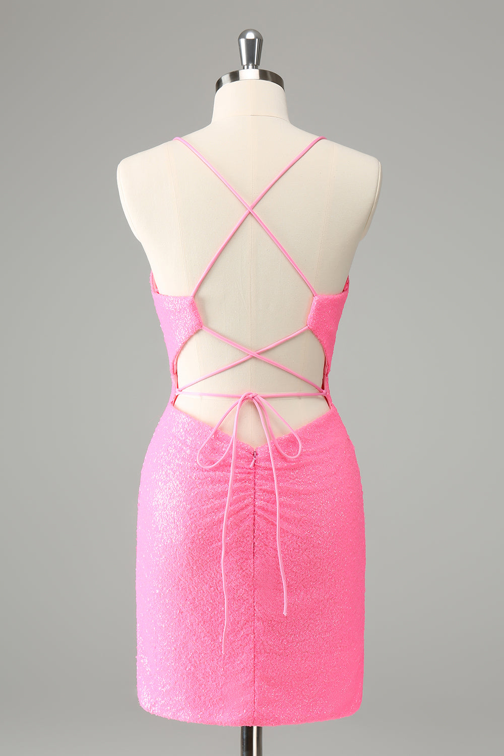 Robe courte moulante noire à fines bretelles et sequins, avec laçage au dos, idéale pour un bal de promo.