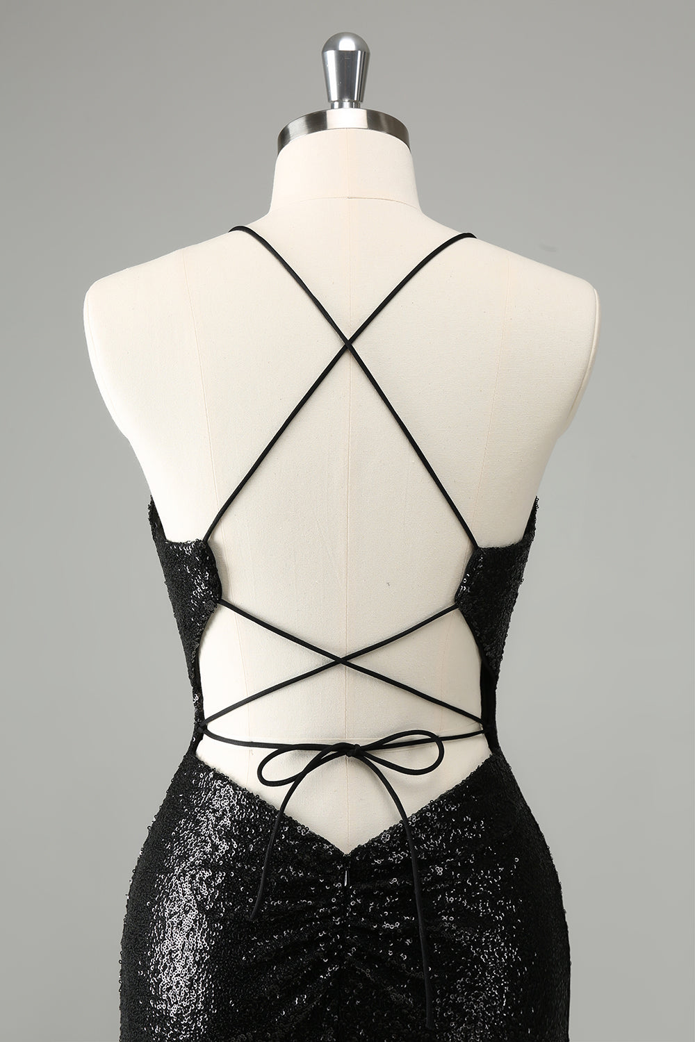 Robe courte moulante noire à fines bretelles et sequins, avec laçage au dos, idéale pour un bal de promo.