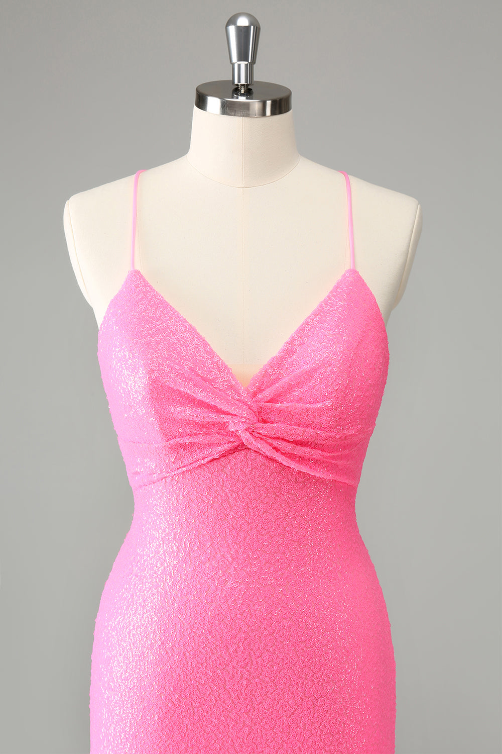 Robe courte moulante noire à fines bretelles et sequins, avec laçage au dos, idéale pour un bal de promo.