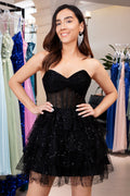 Vestido de fiesta corto de tul con escote corazón, corte en A, volantes y corsé, con pedrería y detalles de cuentas.
