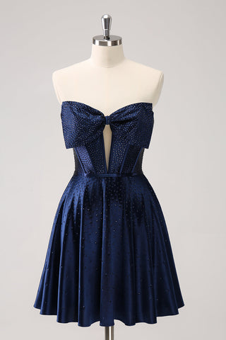 Robe de bal bleu marine mignonne, coupe trapèze, bustier ajouré, corset orné de perles et d'un nœud.