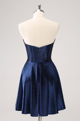 Robe de bal bleu marine mignonne, coupe trapèze, bustier ajouré, corset orné de perles et d'un nœud.