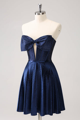 Robe de bal bleu marine mignonne, coupe trapèze, bustier ajouré, corset orné de perles et d'un nœud.