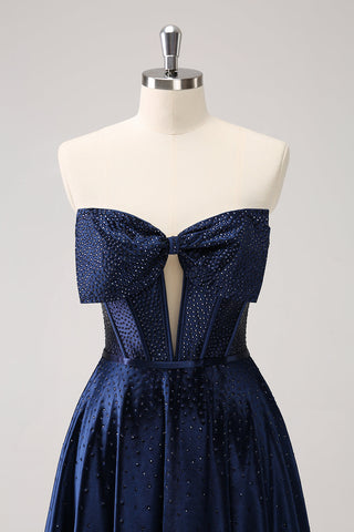 Robe de bal bleu marine mignonne, coupe trapèze, bustier ajouré, corset orné de perles et d'un nœud.