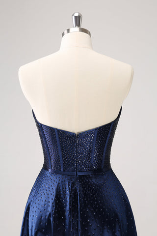 Robe de bal bleu marine mignonne, coupe trapèze, bustier ajouré, corset orné de perles et d'un nœud.
