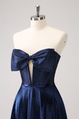 Robe de bal bleu marine mignonne, coupe trapèze, bustier ajouré, corset orné de perles et d'un nœud.