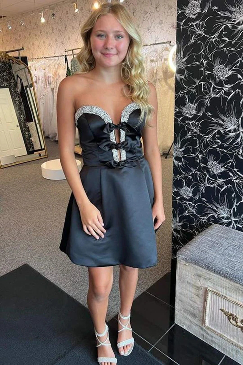 Vestido corto de fiesta de bienvenida de satén con escote corazón, corte en A y cuentas, con lazos.