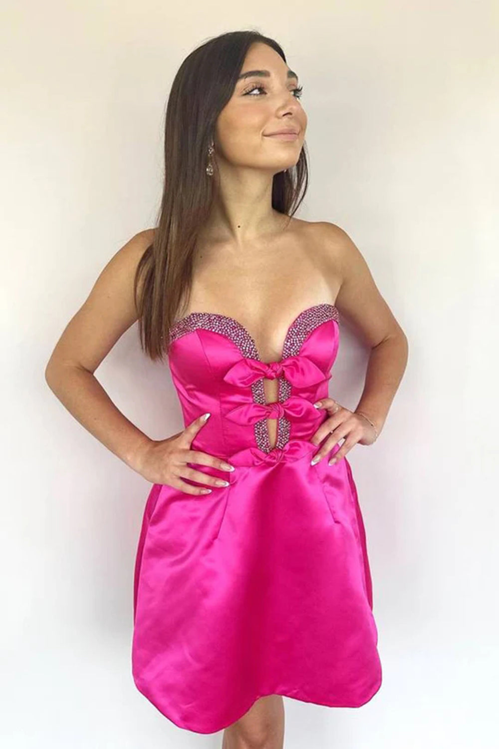 Vestido corto de fiesta de bienvenida de satén con escote corazón, corte en A y cuentas, con lazos.