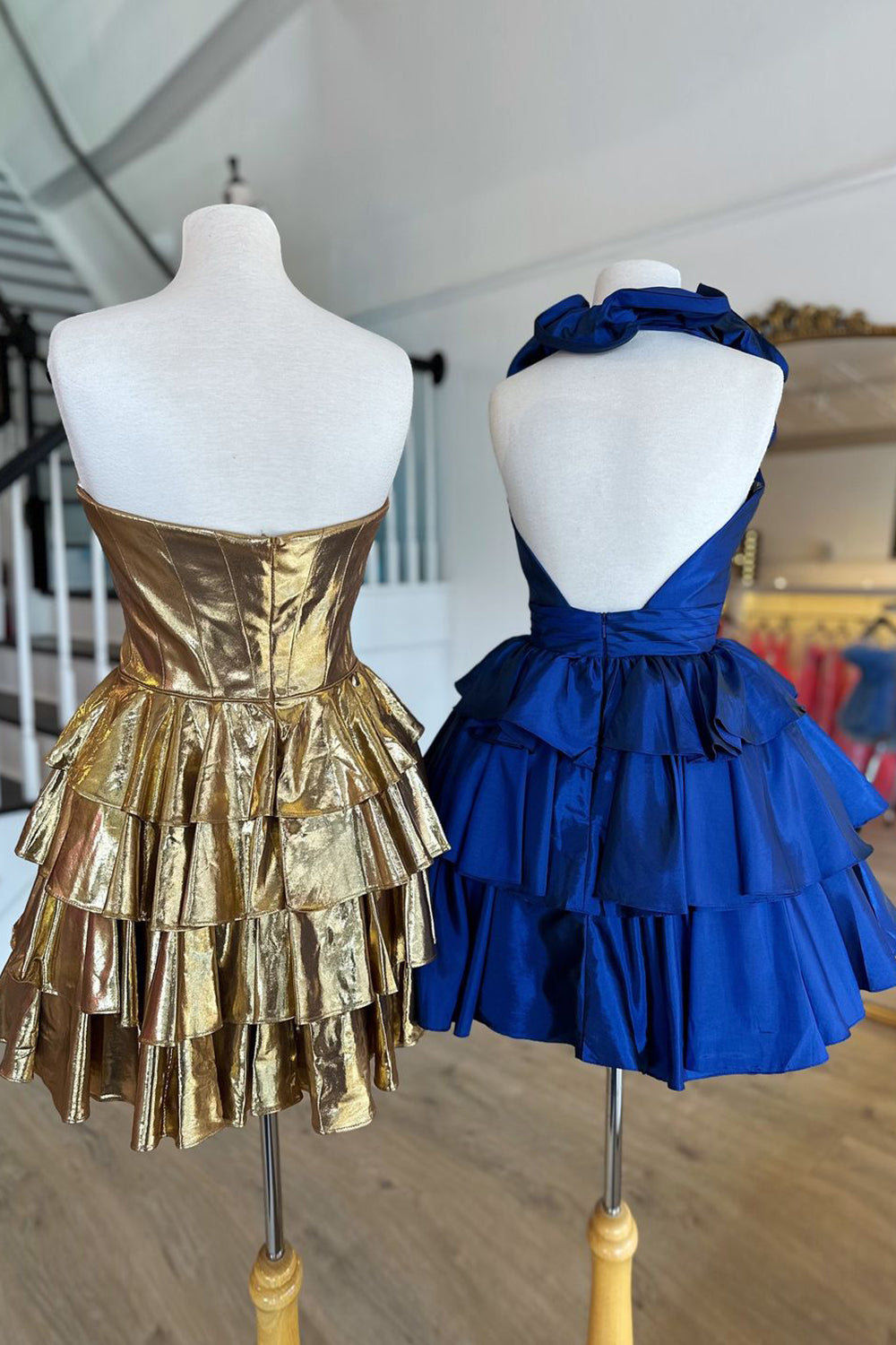 Robe de bal courte en satin, coupe trapèze, décolleté en V profond et volants