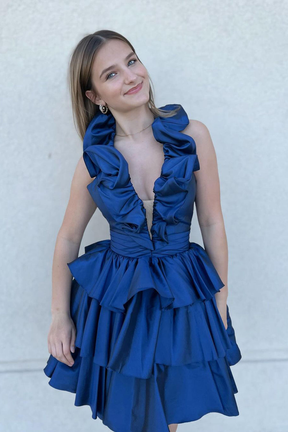 Robe de bal courte en satin, coupe trapèze, décolleté en V profond et volants