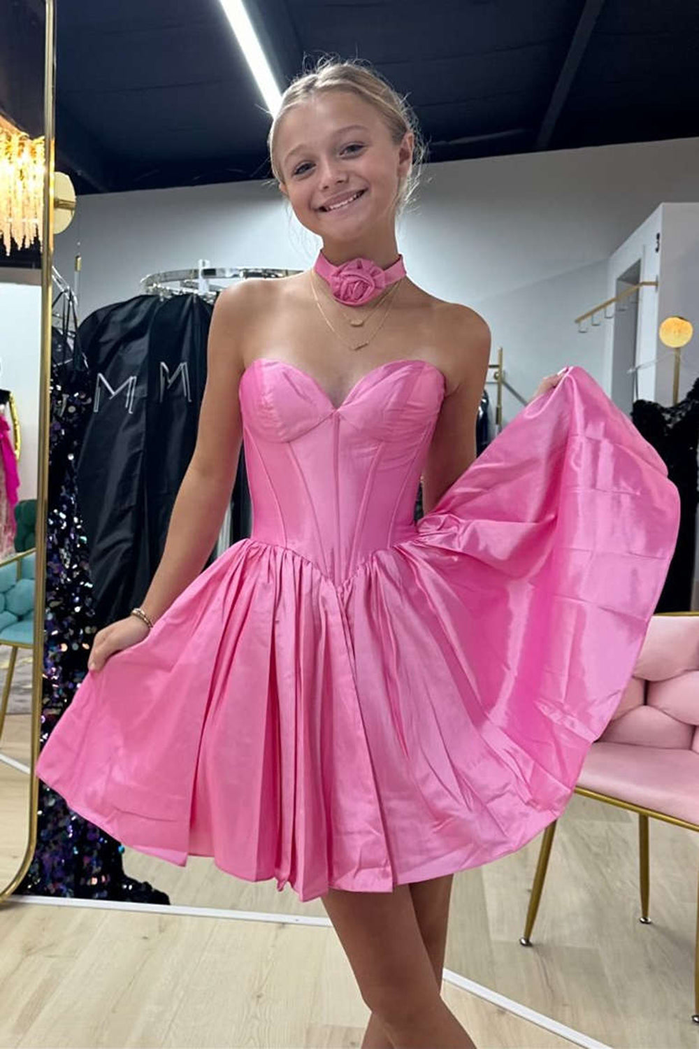 Robe de bal courte bustier en satin sans bretelles, coupe trapèze, corset