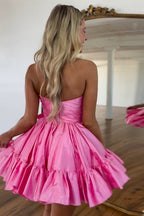 Robe de bal courte tendance sans bretelles en satin, coupe trapèze, avec nœud.