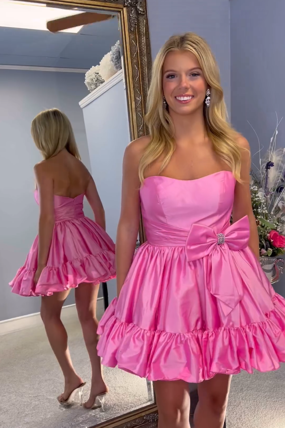 Robe de bal courte bustier en satin, coupe trapèze, avec nœud.