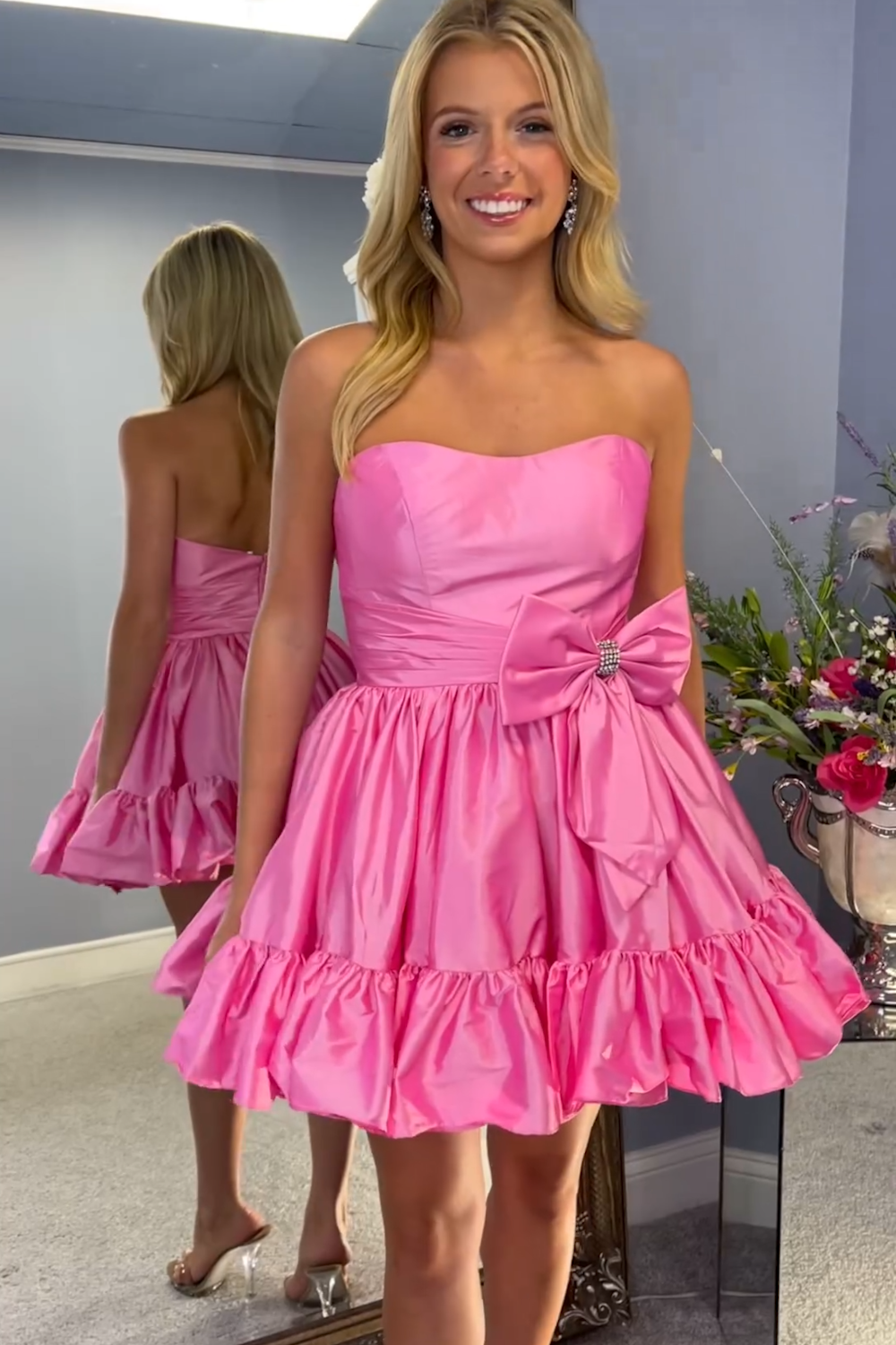 Robe de bal courte bustier en satin, coupe trapèze, avec nœud.