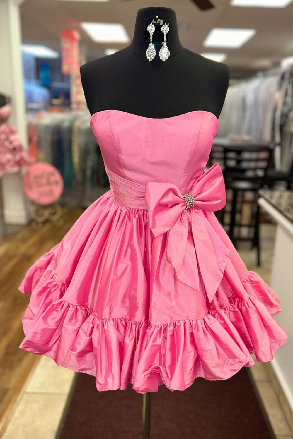 Robe de bal courte tendance sans bretelles en satin, coupe trapèze, avec nœud.