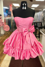 Robe de bal courte tendance sans bretelles en satin, coupe trapèze, avec nœud.