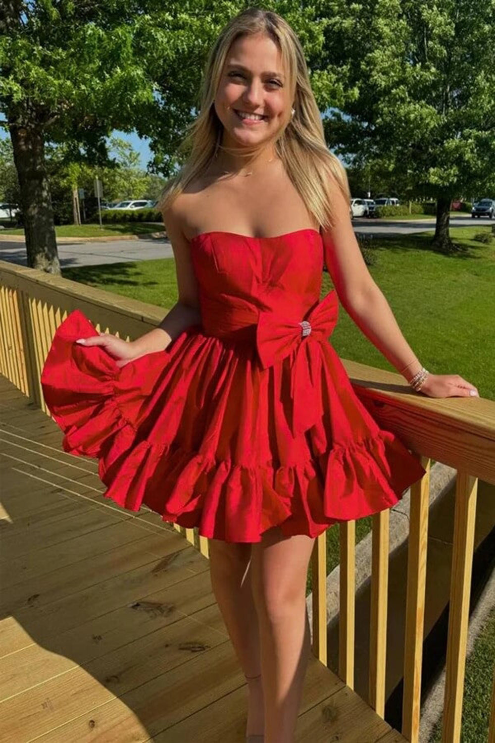 Vestido corto de satén sin tirantes, corte en A, para fiesta de bienvenida, con lazo