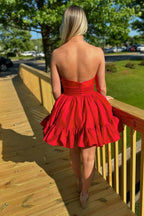 Robe de bal courte tendance sans bretelles en satin, coupe trapèze, avec nœud.