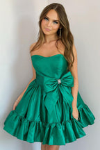 Robe de bal courte tendance sans bretelles en satin, coupe trapèze, avec nœud.