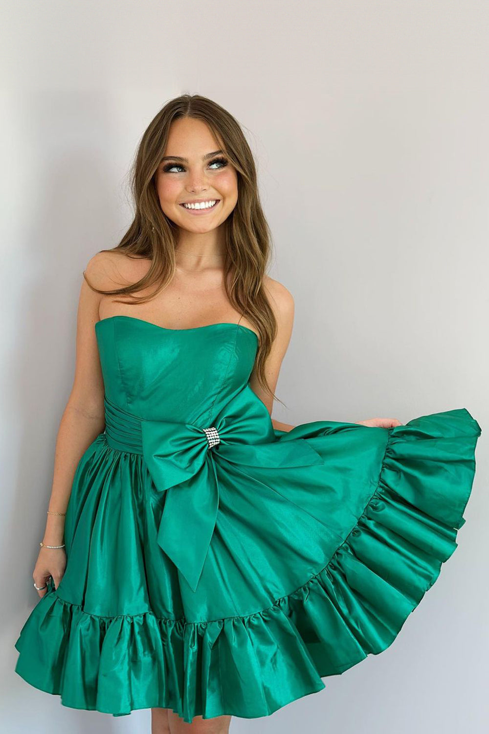 Robe de bal courte tendance sans bretelles en satin, coupe trapèze, avec nœud.