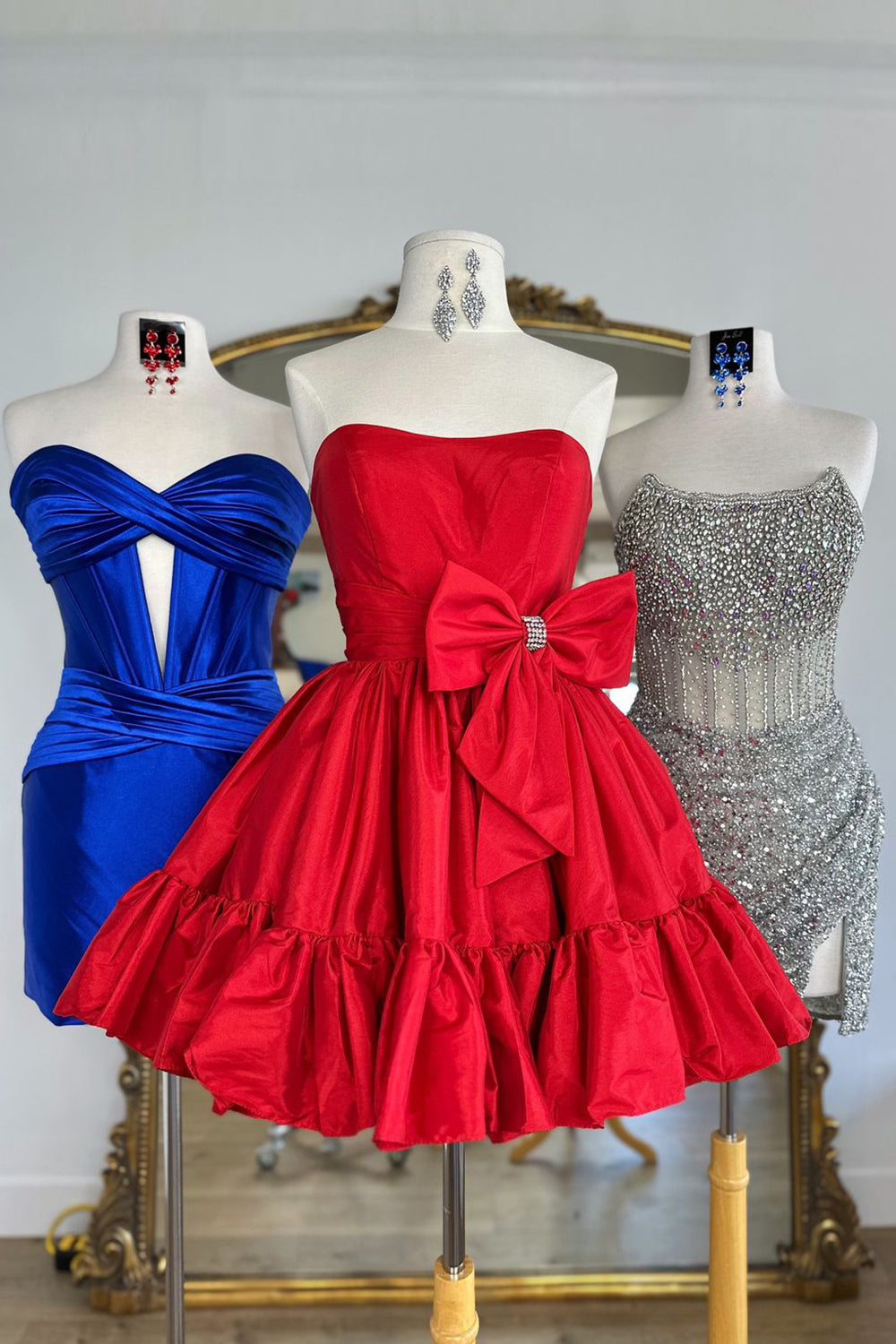 Robe de bal courte tendance sans bretelles en satin, coupe trapèze, avec nœud.