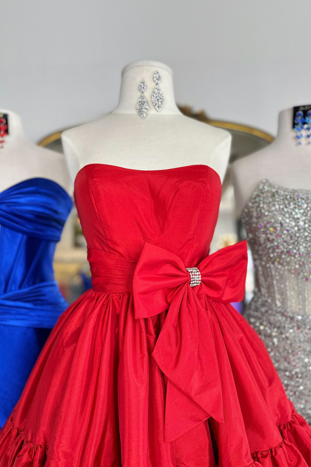 Robe de bal courte tendance sans bretelles en satin, coupe trapèze, avec nœud.