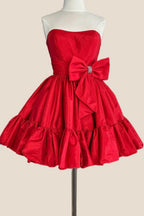 Robe de bal courte tendance sans bretelles en satin, coupe trapèze, avec nœud.