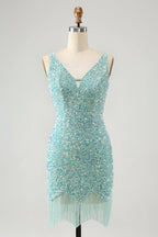 Robe de bal courte moulante à franges et sequins, col en V