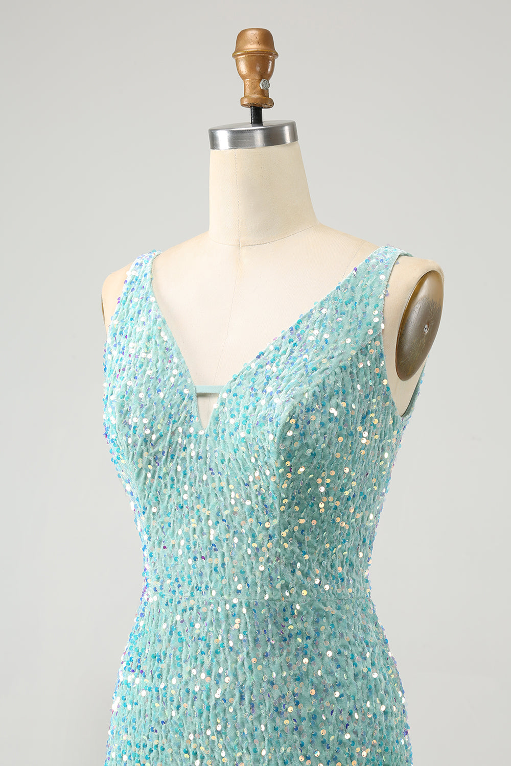 Robe de bal courte moulante à franges et sequins, col en V