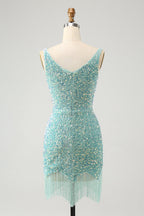 Robe de bal courte moulante à franges et sequins, col en V