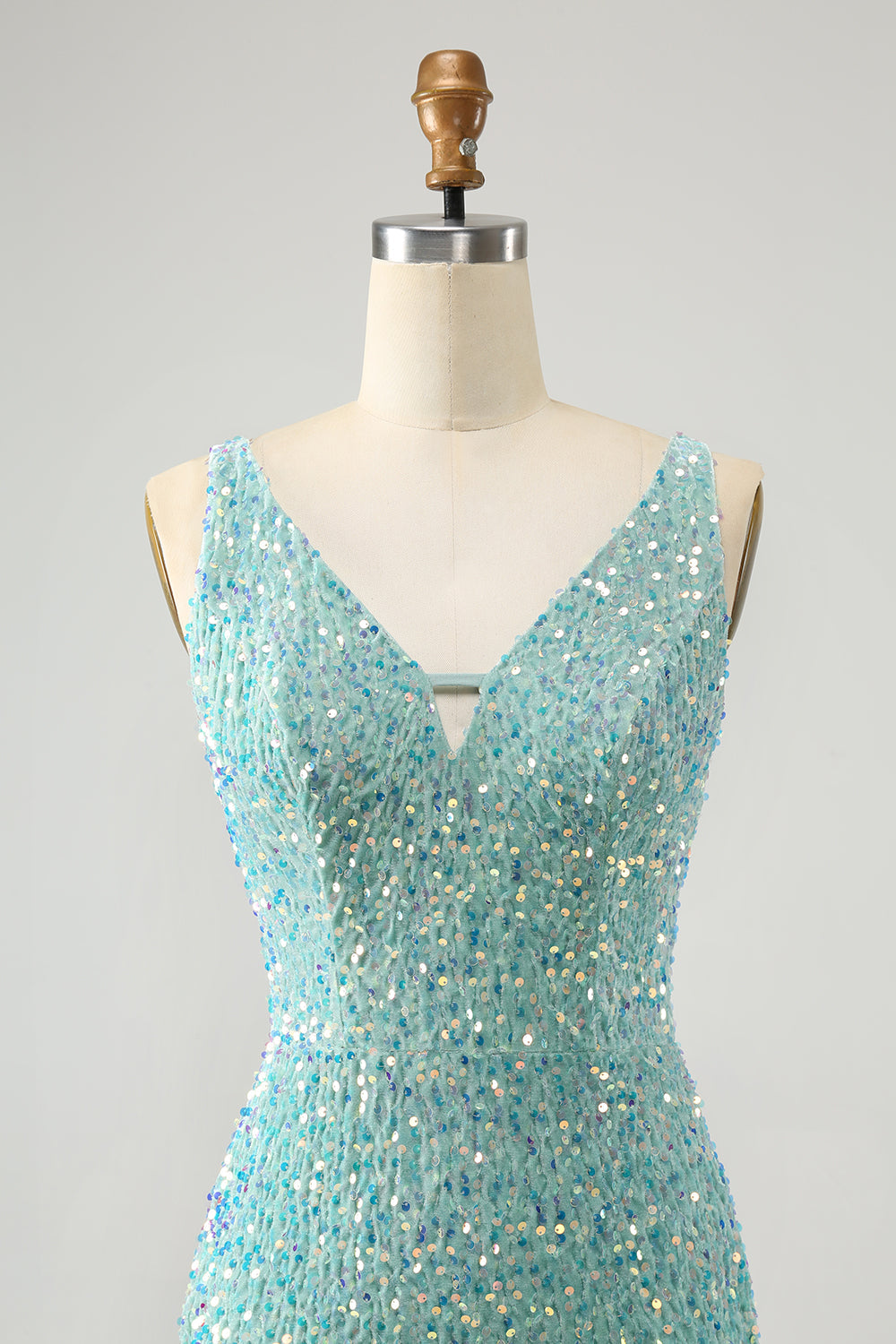 Robe de bal courte moulante à franges et sequins, col en V
