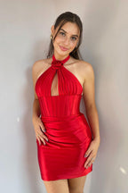 Vestido de fiesta de satén ajustado con cuello halter y espalda descubierta con fruncido