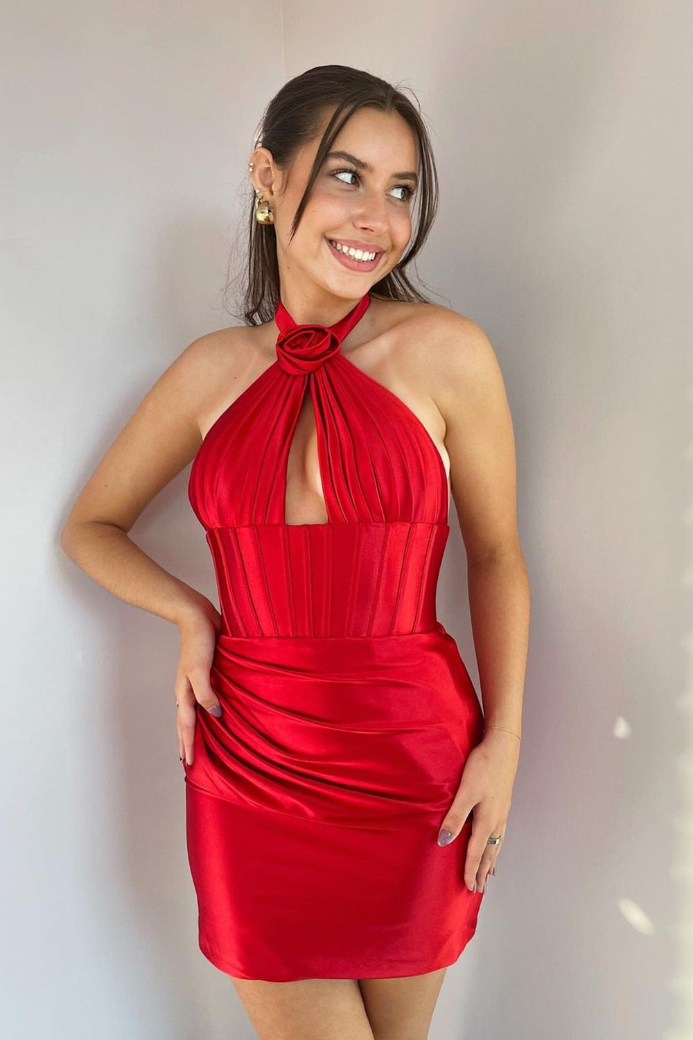 Vestido de fiesta de satén ajustado con cuello halter y espalda descubierta con fruncido